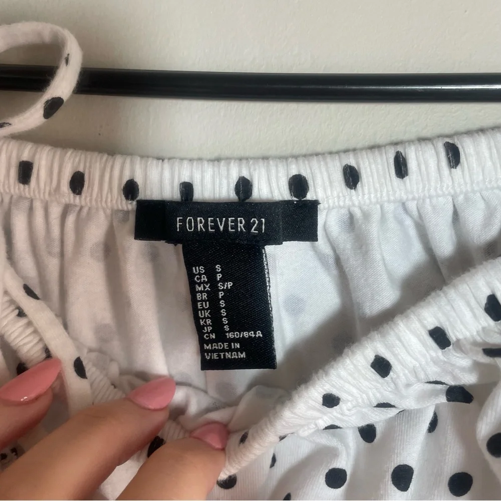 Forever 21 Top Women's Small Black and White Polka Dot Off the Shoulder Cropped - Picture 2 of 7